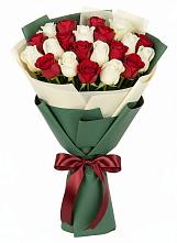Букет Микс из красных и белых роз в Новоивановской