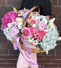 Цветочная композиция из Розы, Хризантемы, Пионы и Лизиантусы в корзине в Новоивановской
