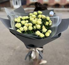 Букет Белые кустовые розы Солинеро в Новоивановской