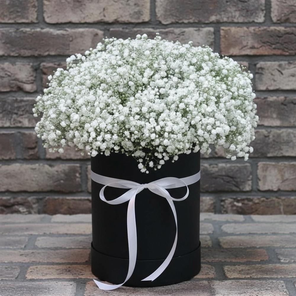 Цветочная композиция из Гипсофила в шляпной коробке в Новоивановской