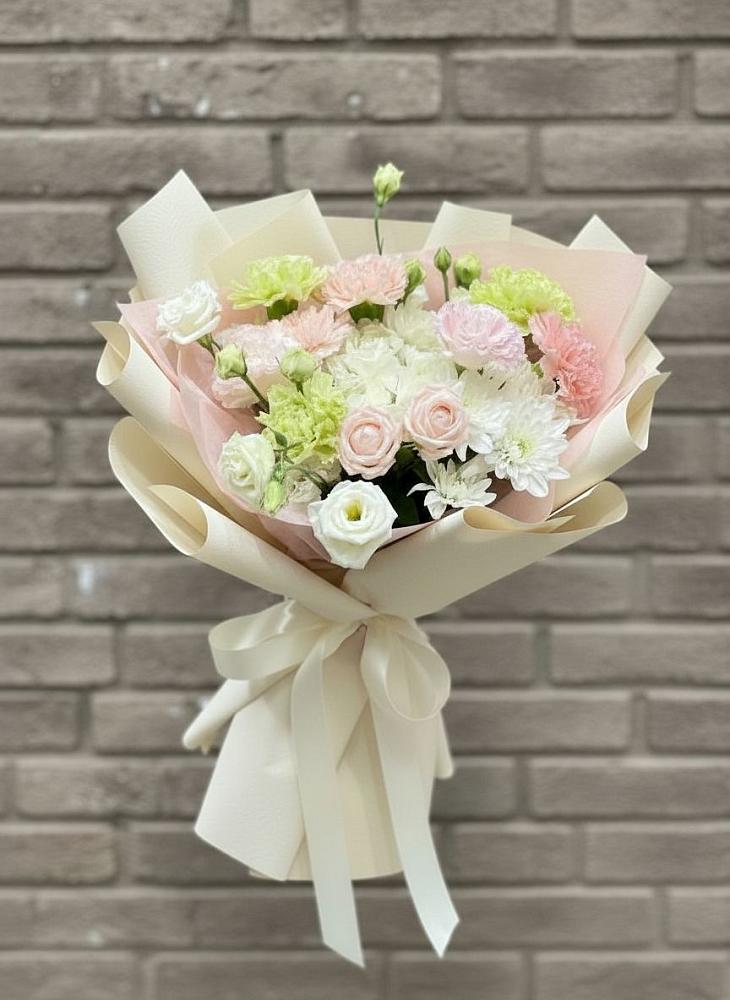 Букет цветов из: Гвоздики, Розы, Лизиантусы и Хризантемы в Новоивановской