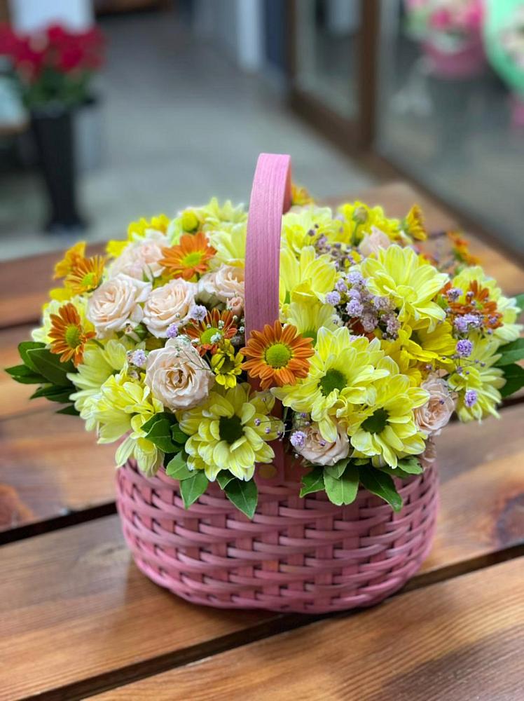 Цветочная композиция из Хризантемы и Розы в корзине в Новоивановской