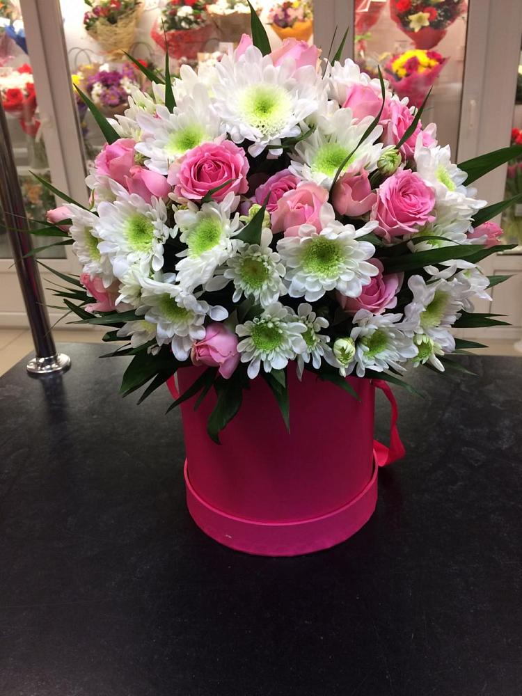 Цветочная композиция из Розы и Хризантемы в шляпной коробке в Новоивановской