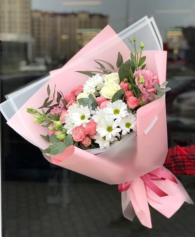 Букет цветов из: Розы, Лизиантусы и Хризантемы в Новоивановской