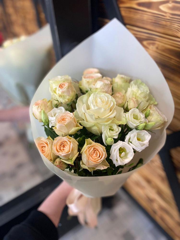 Букет цветов из: Розы и Лизиантусы в Новоивановской